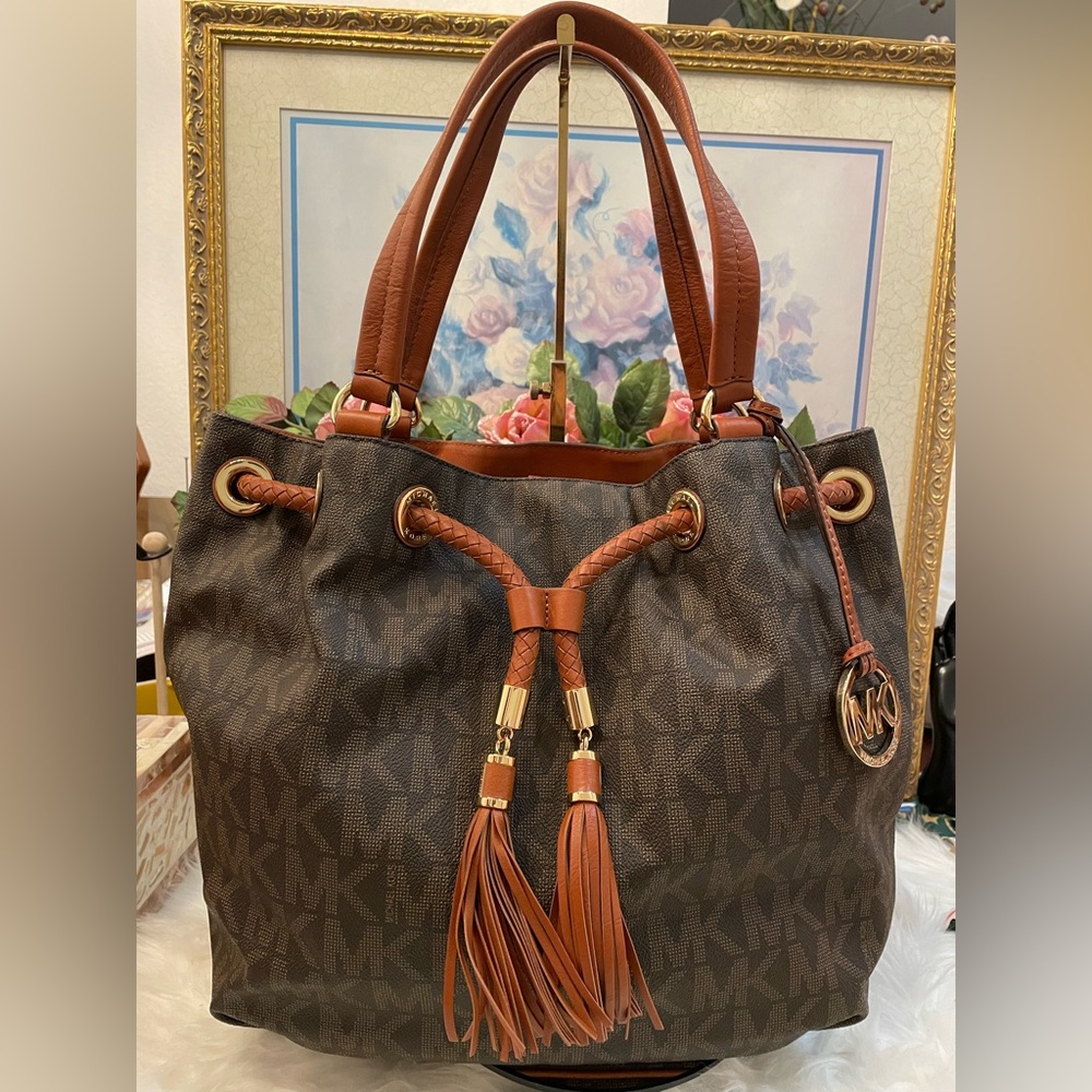 Michael Kors Bucket Bag